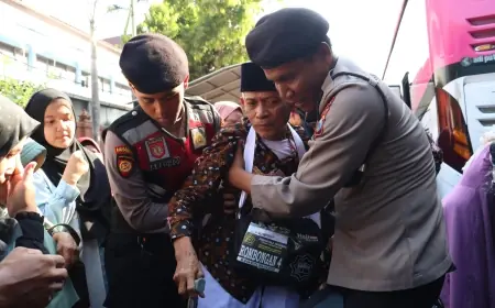 Personel Polisi Beri Pelayanan Prima Kepada Calon Jemaah Haji Kota Mojokerto
