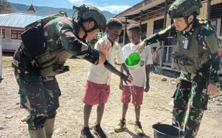 Satgas Pamtas Mobile Yonif 323/BP Edukasi Kebersihan Anak Pedalaman Papua Mulai Dengan Cuci Tangan