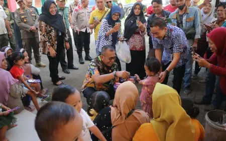 Bagi-bagi Makanan Ringan, Cara Pj Bupati Bondowoso Buang Sekat Antara Pejabat dan Masyarakat