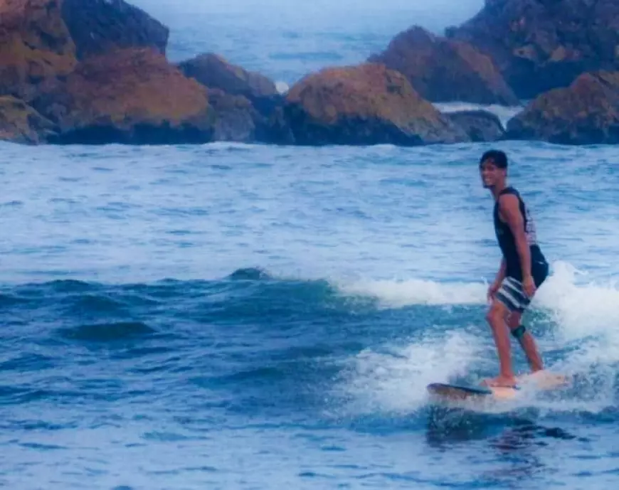Wah, Ternyata Jember Punya Pantai Untuk Surfing yang Ciamik! 