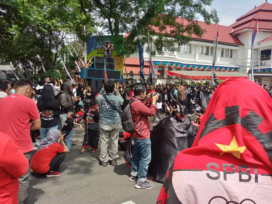 Peringatan May Day di Kota Malang, Ratusan Buruh dan Mahasiswa Suarakan Penolakan UU Omnibus Law