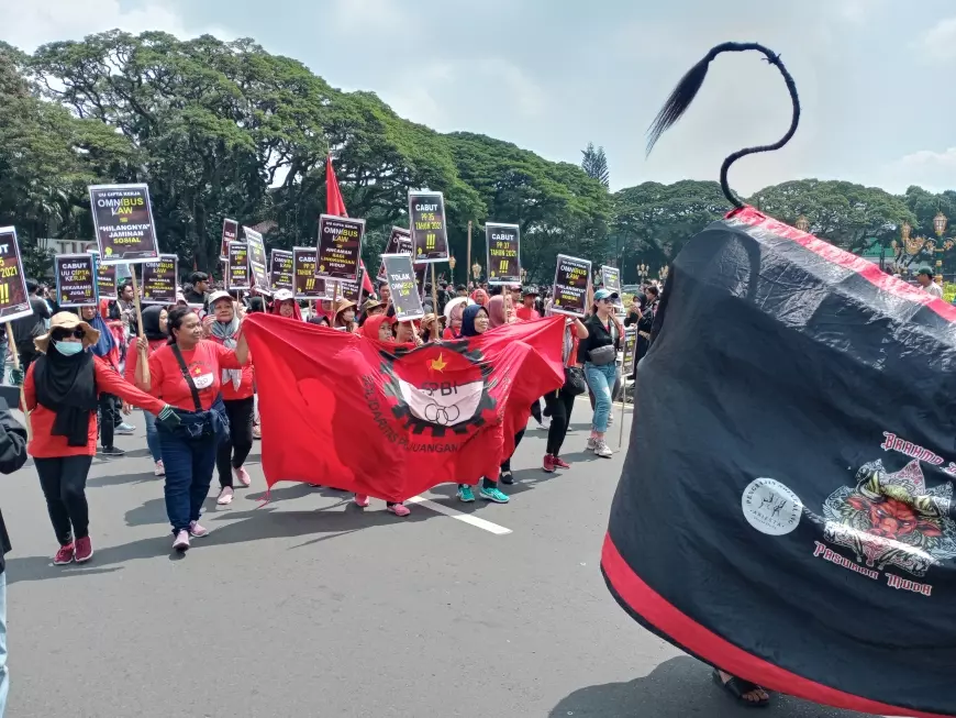Ratusan Buruh dan Mahasiswa Padati Alun-Alun Tugu Kota Malang Tolak UU Omnibus Law