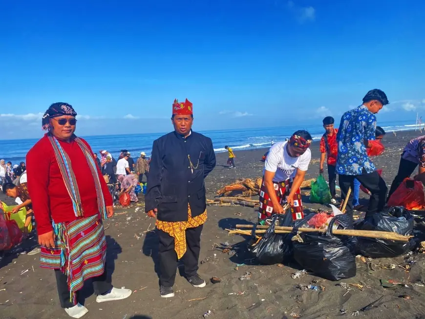 Kenakan Baju Adat, Ratusan Siswa SMK PGRI 05 Jember Bersihkan Sampah di Pantai Paseban