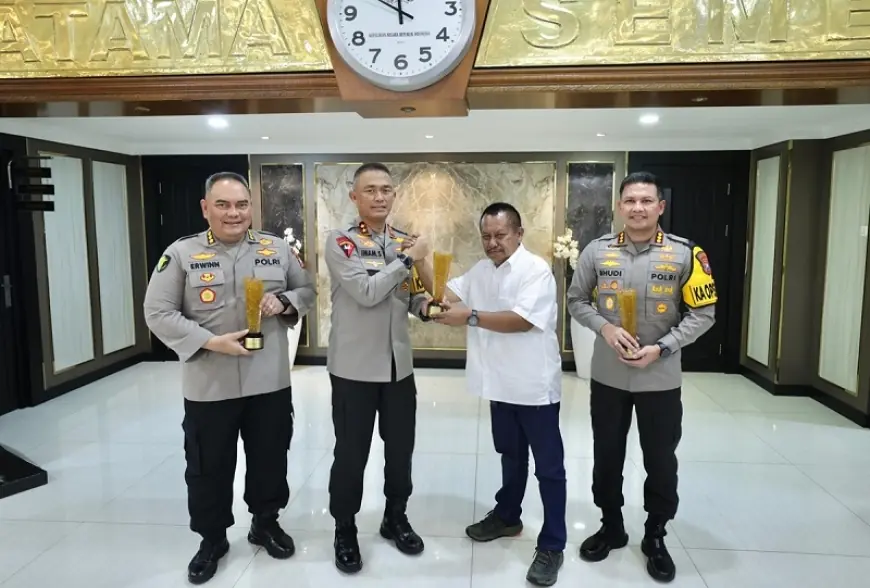 Kapolda Jatim dan Dua Kombes Terima Penghargaan Prapanca Award PWI Jatim 2024