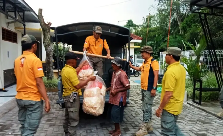 Satpol PP Amankan Penjual Kerupuk Dampak Keluhan Warga