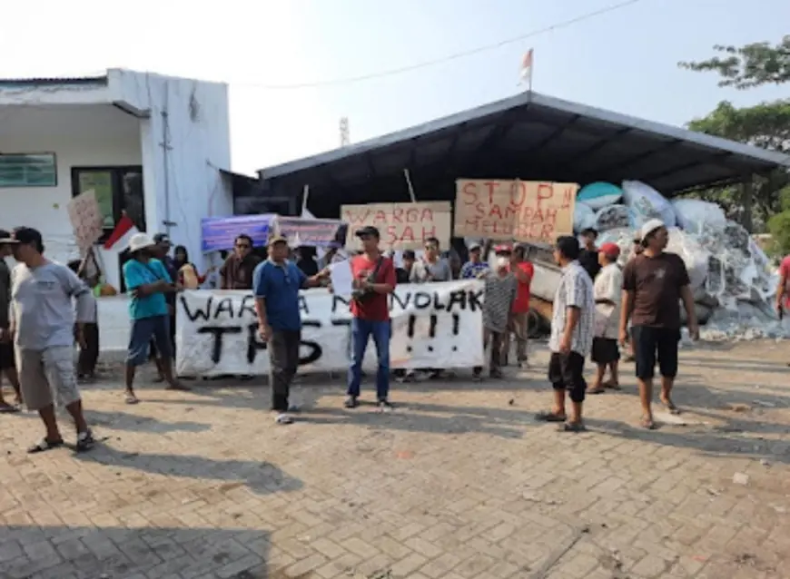 TPST Bumdes Tambakrejo Jebol, Bau Busuk Menyengat Picu Aksi Protes Warga
