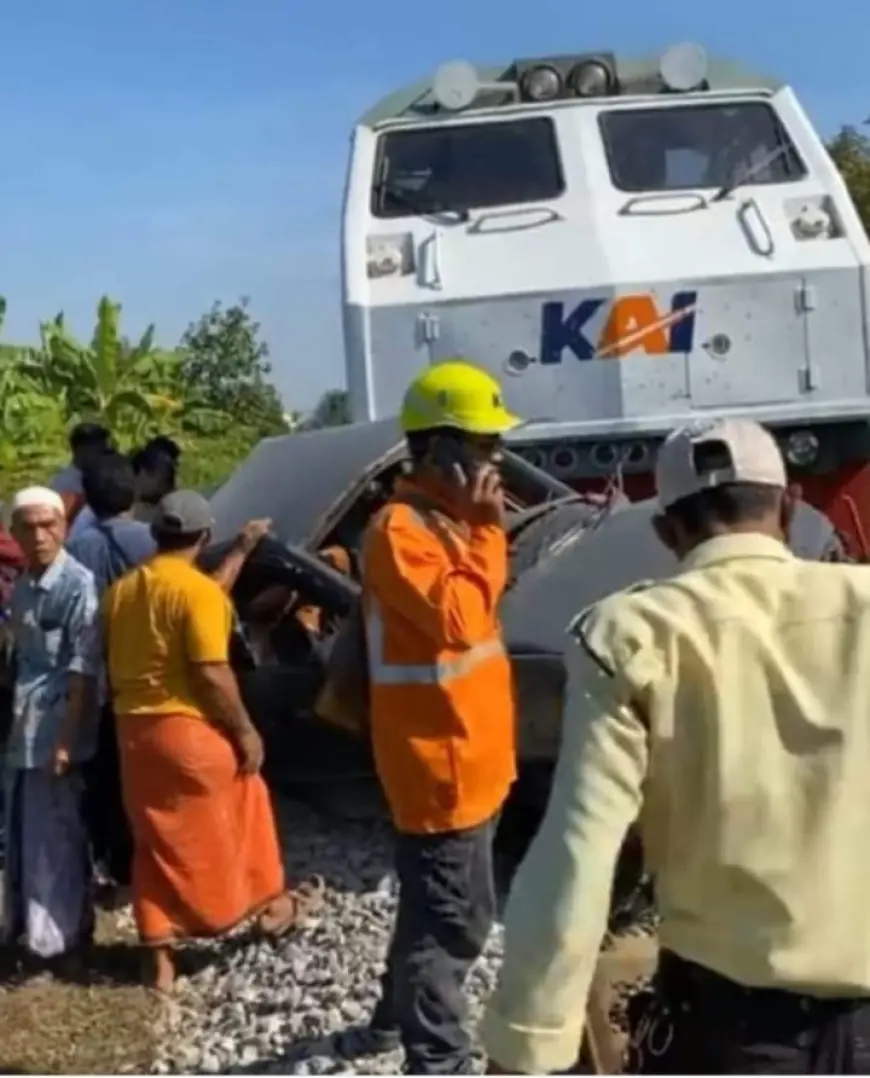Minibus Sarat Penumpang Tertabrak Di Perlintasan Tanpa Palang  Pintu di Kabupaten Pasuruan
