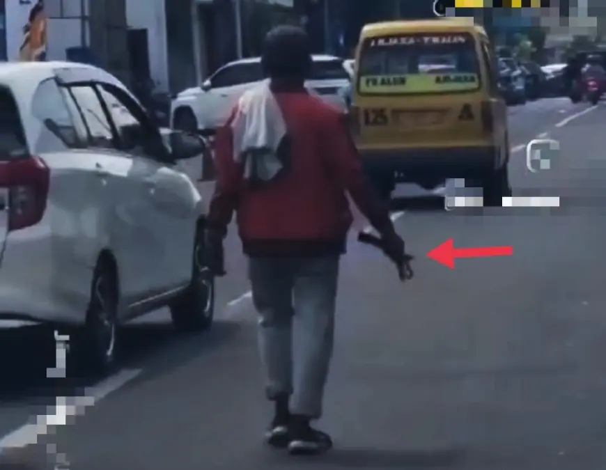 Viral, Video ODGJ di Jember Bawa Sajam dan Berjalan di Tengah Jalan Raya