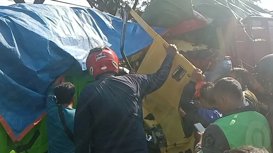 Kecelakaan Adu Banteng Dua Truk Sarat Muatan, Satu Korban Terjepit