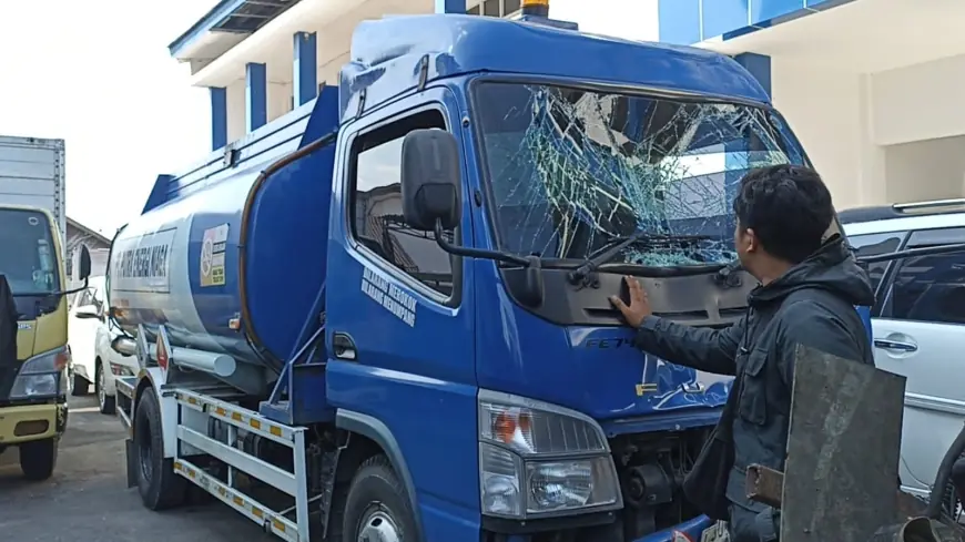 Truk Tangki Diduga Angkut BBM Tabrak Dua Remaja di Bojonegoro