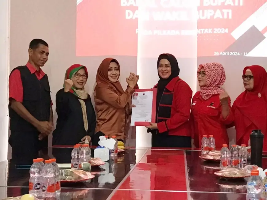 Bupati Petahana Ikfina Fahmawati Mendaftar ke DPC PDI Perjuangan