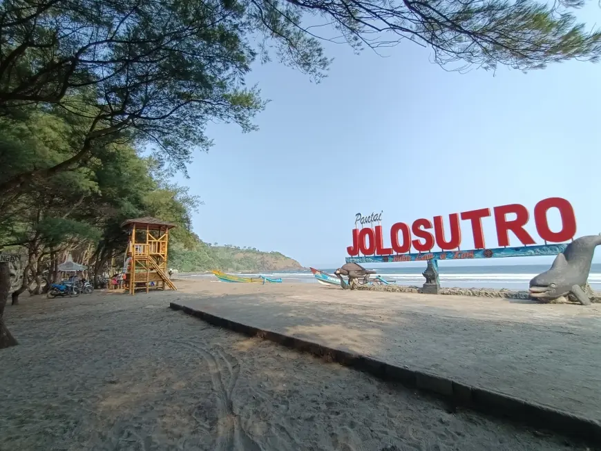 Pantai Jolosutro Blitar,  Destinasi Wisata Kaya Muatan Budaya