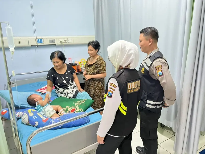 Temukan Bayi Jatuh dari Stroller, Sidokkes Polres Mojokerto Beri Penanganan