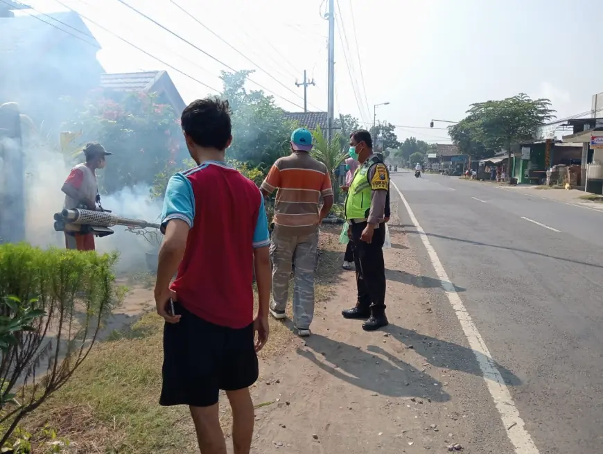 Cegah Penyebaran DBD, Polsek Jetis & Pilar Desa Lakukan Penyemprotan Fogging