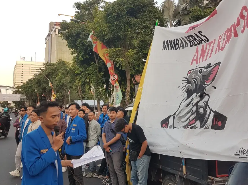 Grahadi Diserbu, PMII Surabaya Gelar Aksi Mosi Tidak Percaya KPK