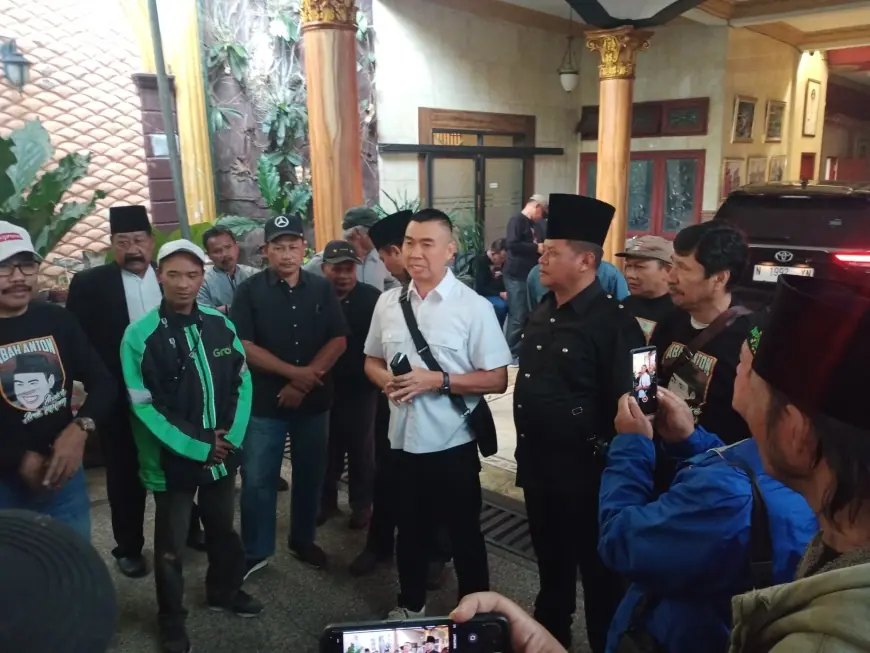 Ratusan Massa Hantarkan Abah Anton Mendaftar ke Empat Parpol