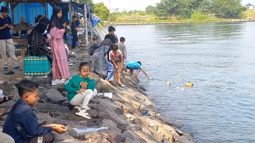 Invasi Ubur-ubur di Perairan Utara Probolinggo Jadi Sarana Edukasi Siswa