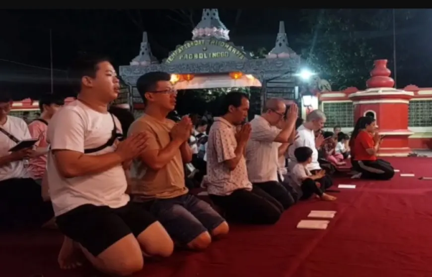 Khidmatnya Umat Budha di Probolinggo Ketika Ibadah Hari Waisak