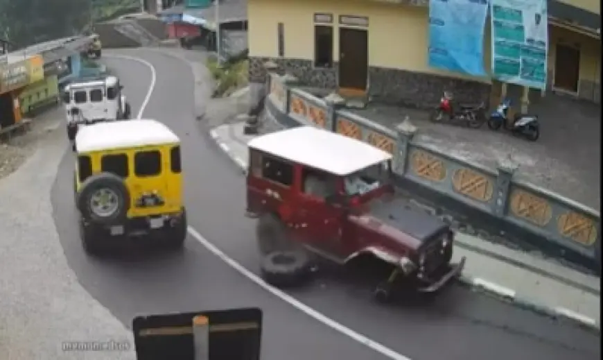 Dua Jeep Pengangkut Wisatawan Bromo Senggolan Hingga Roda Lepas, Videonya Terekam CCTV