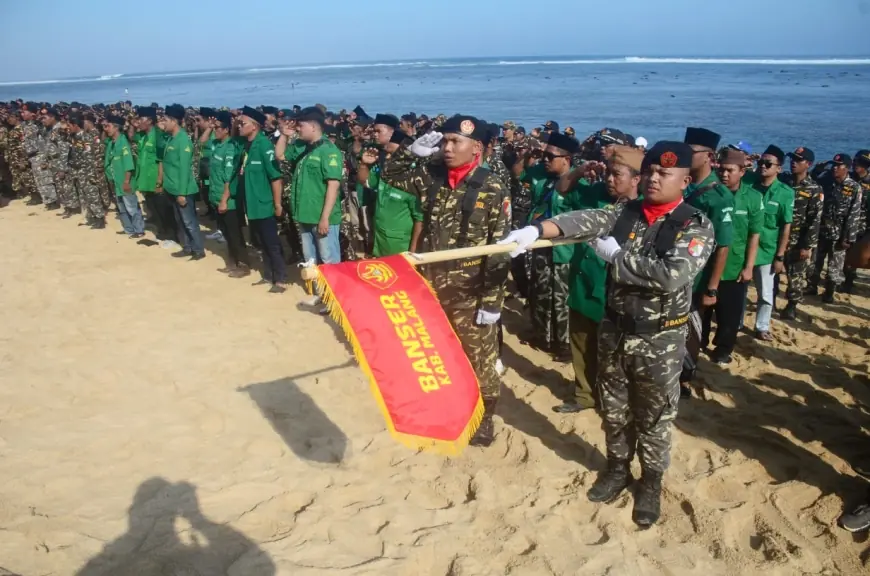 Ribuan Banser Ikuti Apel Akbar Harlah GP Ansor ke-90 di Pantai Balekambang Malang