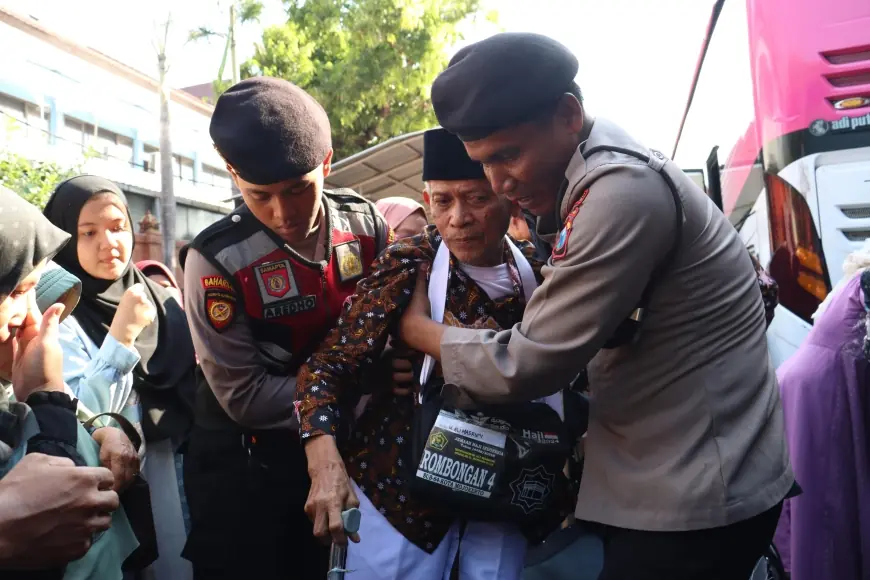 Personel Polisi Beri Pelayanan Prima Kepada Calon Jemaah Haji Kota Mojokerto