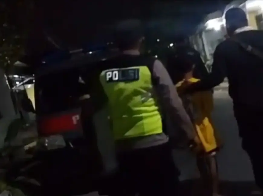Beredar Video Anak Dituduh Curi Sandal Oleh Oknum Kades Digelandang Polisi di Jombang