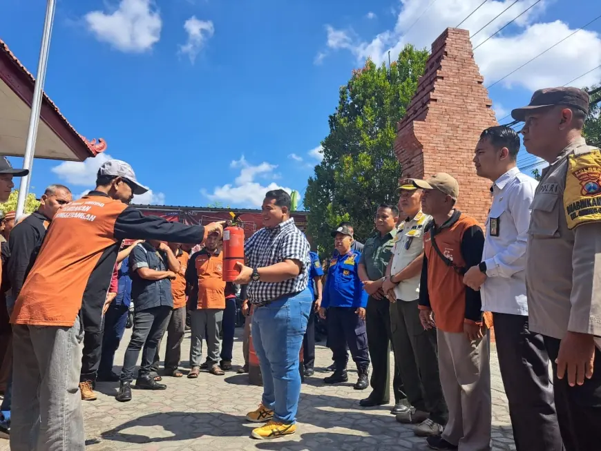 Atasi Masalah Kebakaran, Kelurahan Gununggedangan Terima Bantuan CSR Alat Pemadam