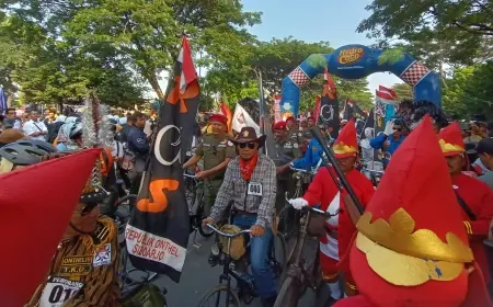 Ribuan Onthelis Sepeda Tua Berkostum Unik Kelilingi Wisata Budaya di Kediri