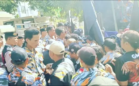 Ricuh! Puluhan Ormas GMBI Jatim Geruduk Kantor ATR BPN Nganjuk, Ada Apa?