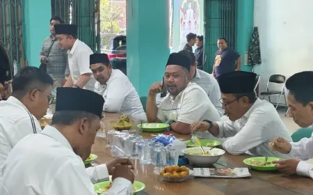 Kembalikan Formulir Bacabup, Petahana Makan Siang Bareng Petinggi PKB Gresik