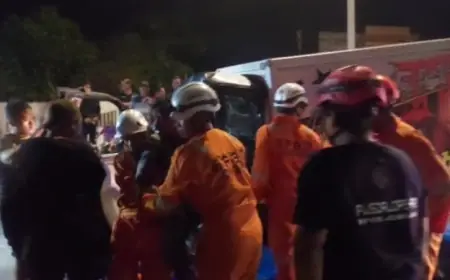 Evakuasi Korban Lakalantas Di Jombang Dramatis; Sopir dan Kernet Terjepit