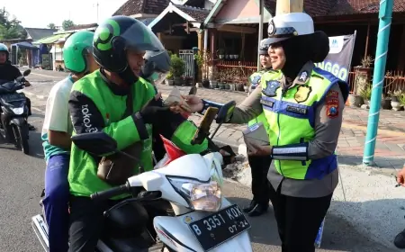 Jumat Berkah, Satlantas Polres Mojokerto Kota Bagikan Sarapan Gratis Ke Pengendara