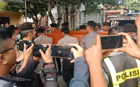 Jenazah Polisi Dibakar Istri Tiba Di Rumah Duka di Jombang