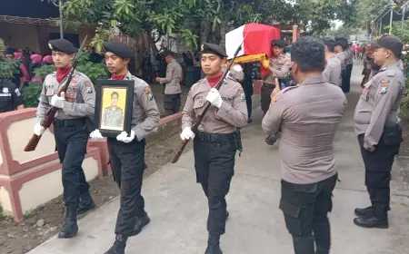 Prosesi Upacara Persemayaman Polisi Korban Dibakar Oknum Polwan Berlangsung di Rumah Duka Di Jombang