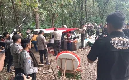 Polres Jombang Bersama Warga Makamkan Jenazah Polisi Korban Dibakar Hidup - Hidup