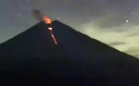 Gunung Semeru Muntahkan Lava Pijar dan Letusan Asap