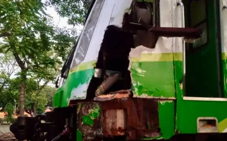 Temperan Laka Kereta Api Commuterline Sindro Vs Truk di Surabaya Sempat Ganggu Perjalanan KA Lain
