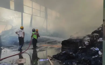 Sebuah Gudang di Magersari Terbakar, 5 Unit Mobil Pemadam Diterjunkan