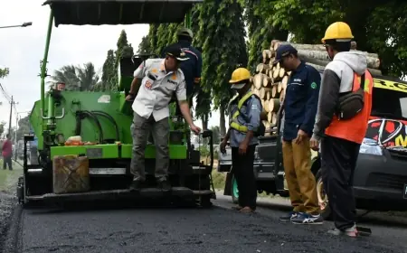 Pastikan Kualitas Aspal, Pj Bupati Bondowoso Tinjau Trial Pengaspalan Jalan