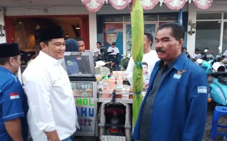 Pedagang Kaki Lima Ramai-ramai Antar Cabup Syahrul Munir Daftar ke Demokrat Gresik
