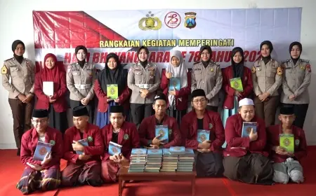 Dukung Anak Bangsa, Polwan Polres Mojokerto Kota Bagikan Puluhan Al-Qur'an di Ponpes