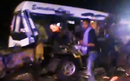 Tabrakan Beruntun Mobil Elf dan Dua Truk di Jember, Penumpang Terlempar Saat Benturan