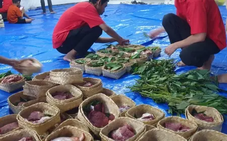 UMM Peduli Lingkungan, Bagikan Seribu Paket Daging Qurban Dibungkus Daun Singkong
