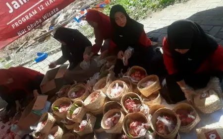 Insan Mandiri Distribusikan dan Kemas 400 Paket Daging Kurban Pakai Besek dan Daun Pisang