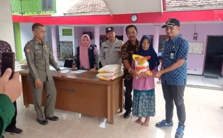 Dinsos Jember Beri Bantuan Sembako Program Bupati Jember di Dua Desa di Gumukmas