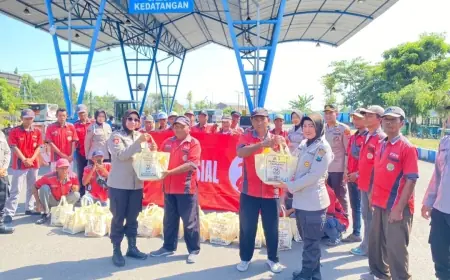 Peringati  HUT ke-78 Bhayangkara, Polwan Polres Nganjuk Bagi-bagi Sembako
