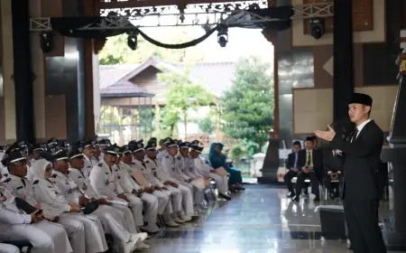 Bupati Tuban Serahkan Surat Keputusan Perpanjangan Masa Jabatan Kades