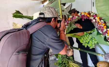 Berburu Foto Estetik Saat Pembuatan Ongkek Yadnya Kasada