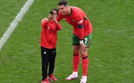 Cristiano Ronaldo Sempatkan Selfie dengan Bocil di Tengah Pertandingan, Pelatih Khawatirkan Keamanan