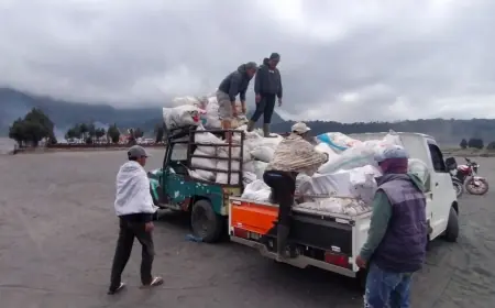 Usai Yadnya Kasada, 8 Pikap Sampah Diangkut dari Laut Pasir Bromo